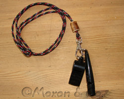 Pfeifenset mit Band in schwarz-rot-weiß